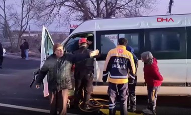 Düzce'de minibüs, TIR’a çarptı: Sürücü sıkıştı!