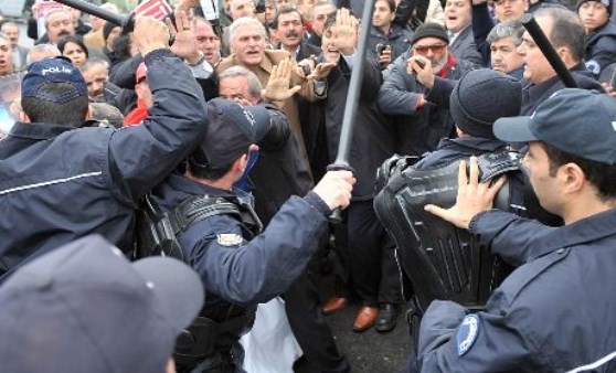 DİSK Başkanı'na polis copu