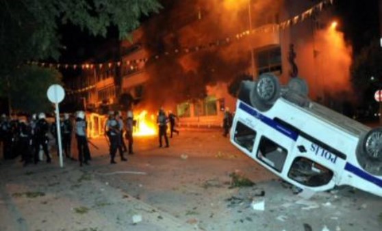 İnegöl'de olaylı gece: 44 gözaltı, 30 yaralı