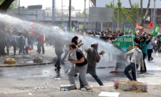 Öğrencilerin protestosuna sert müdahale