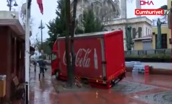 Ortaköy'de kamyon yoldaki çukura düştü