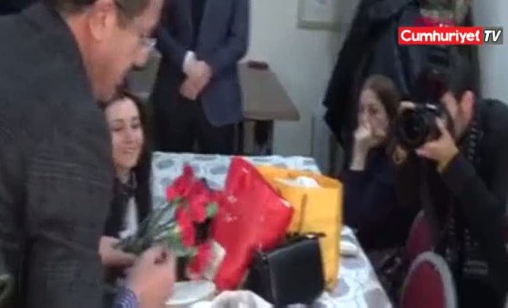 Nihat Zeybekci Zübeyde Hanım'ın kabri başında