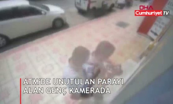 ATM'de unutulan parayı alan genç kameraya takıldı