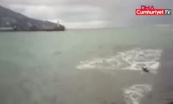 Dalganın vurduğu iskeledeki çocuk denize düştü, imdadına bir turist yetişti