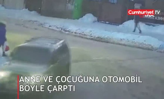 Anne ve çocuğuna otomobil böyle çarptı