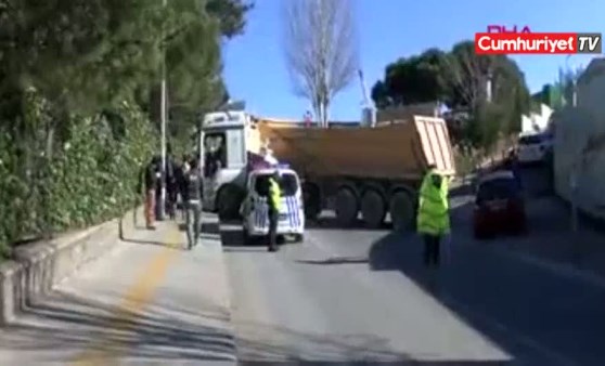 Arıza yapan hafriyat kamyonu yolu trafiğe kapadı