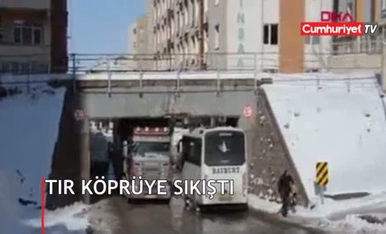 TIR köprüye sıkıştı