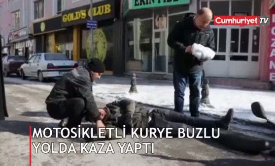 Kurye, motosikletiyle buzlu yolda kaza yaptı