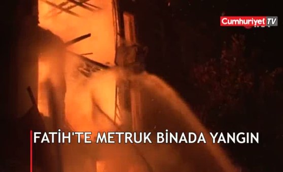 Fatih’te 3 katlı metruk binada yangın