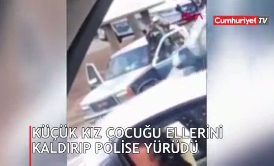 Babasının gözaltına alındığını gören küçük kız da ellerini kaldırıp polise yürüdü