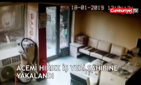 Acemi hırsız iş yeri sahibine yakalandı