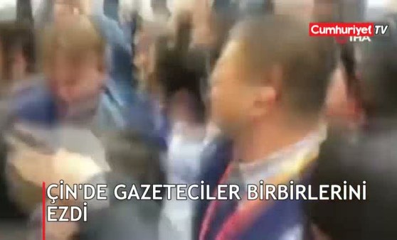 Gazeteciler bir rapor için birbirlerini ezdi