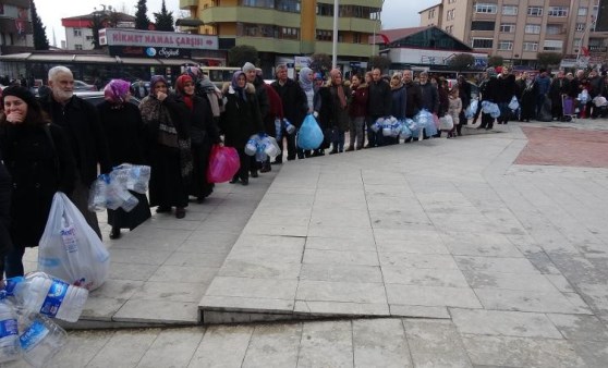 '5 plastik şişe getirene bez çanta' kuyruğu