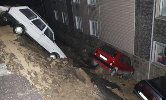 İstinat duvarı çöktü, 4 araç apartman bahçesine düştü