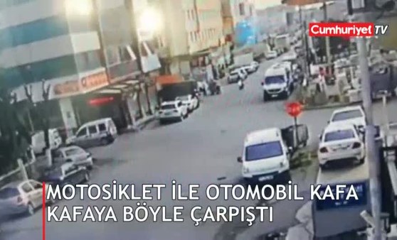 İstanbul'da motosiklet ile otomobil kafa kafaya böyle çarpıştı