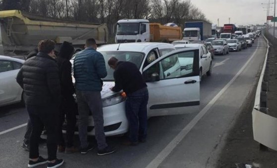 Sultangazi’de kaza: Kilometrelerce araç kuyruğu oluştu