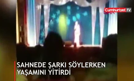 Sahnede şarkı söylerken yaşamını yitirdi