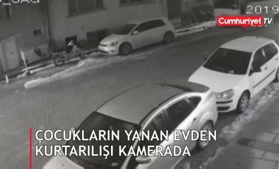 Çocukların yanan evden kurtarılışı kamerada