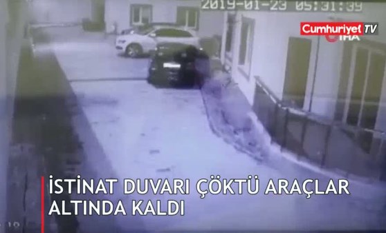 Kuşadası’nda istinat duvarı çöktü, araçlar altında kaldı