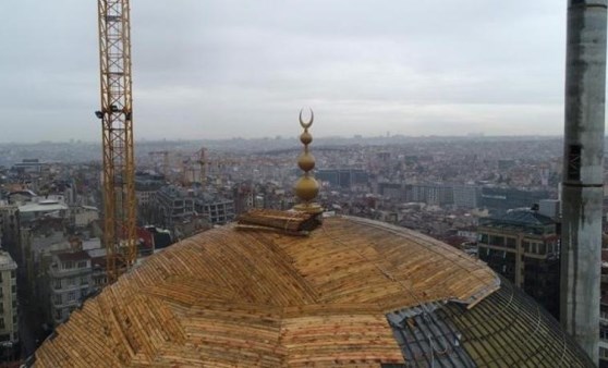 Taksim Camii’nin alemi yerleştirildi