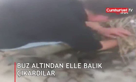 Buz altından elle balık çıkardılar