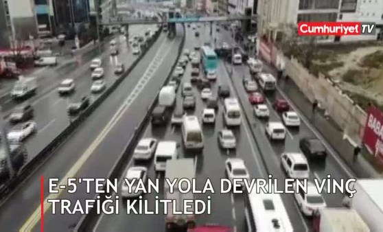 E-5'ten yan yola devrilen vinç trafiği kilitledi, trafik havadan görüntülendi