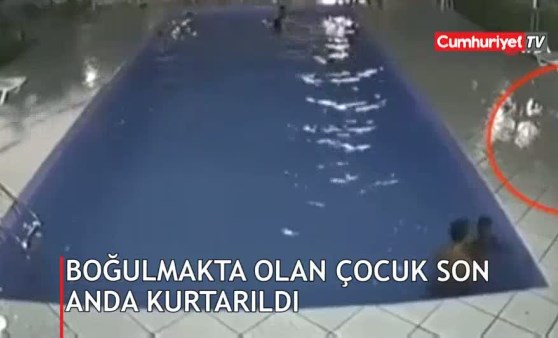 Boğulmakta olan çocuk son anda böyle kurtarıldı