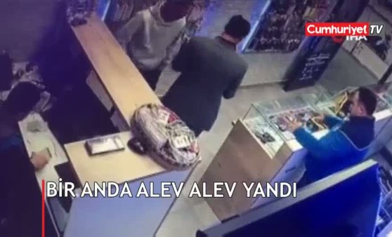 Tamire getirilen telefonun bataryası alev alev böyle yandı