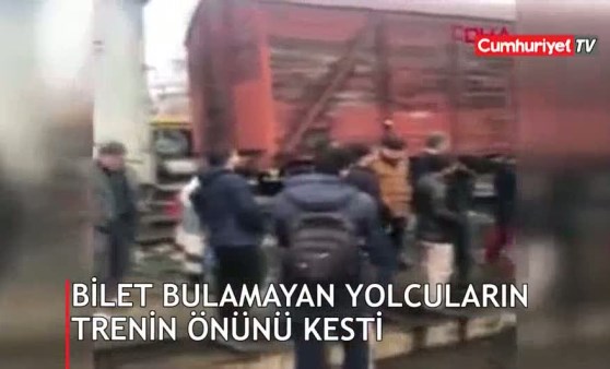 Bilet bulamayan yolcular trenin önünü kesti