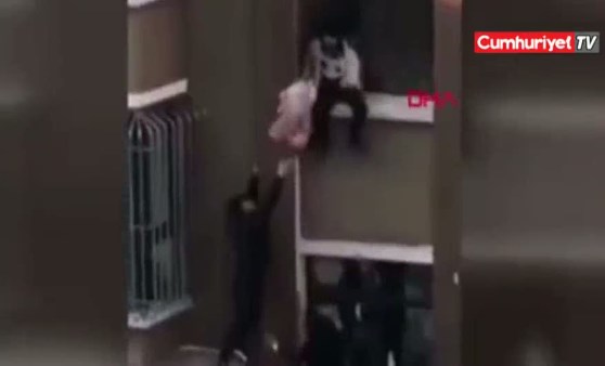 İkinci kattan düşen bebeği havada yakaladı