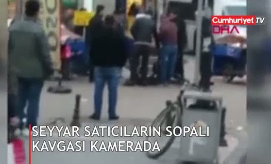 Seyyar satıcıların sopalı kavgası kamerada