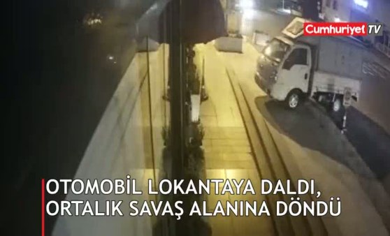 Otomobil lokantaya daldı, ortalık savaş alanına döndü