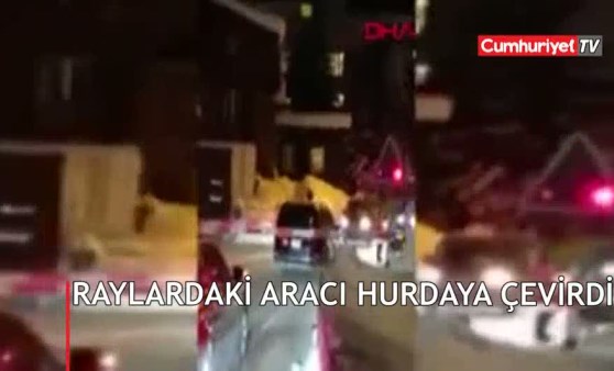 Raylara bırakılan aracı hurdaya çevirdi