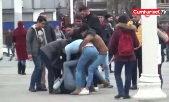 Taksim'de tekme tokat kavga