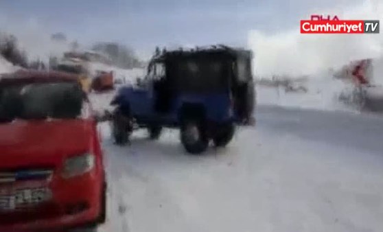 Cipin çarptığı otomobildeki kadın yola savruldu