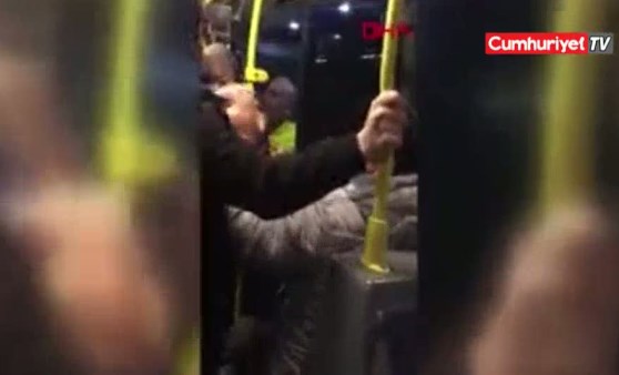 Metrobüs durağında taraftar kavgası