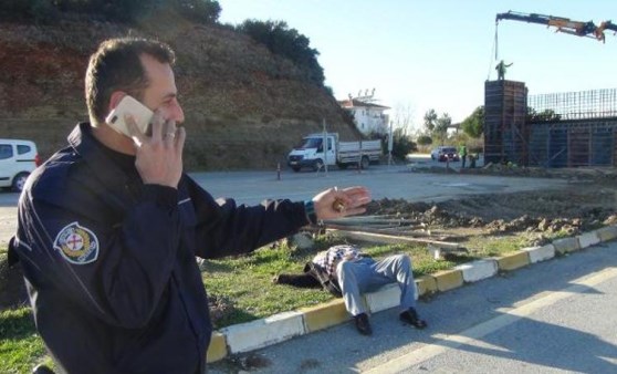 Alkollü sürücüyü ne polis ne sağlık ekibi uyandırabildi