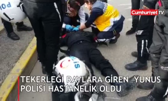 Tekerleği raylara giren yunus polisi hastanelik oldu