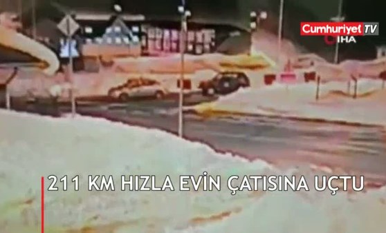 Otomobil 211 km hızla evin çatısına uçtu