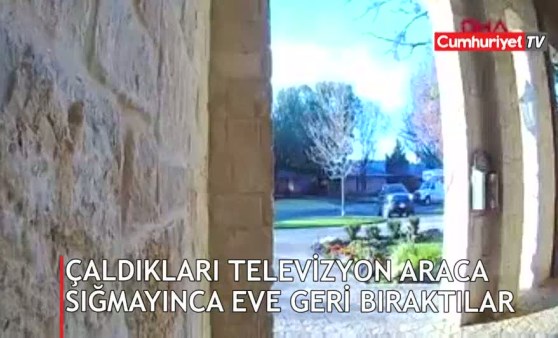 Çaldıkları televizyon araca sığmayınca eve geri taşıdılar