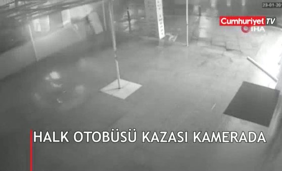 Halk otobüsünün kaza anı kamerada