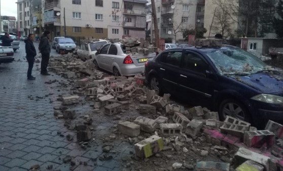 Denizli'de bahçe duvarı araçların üzerine yıkıldı