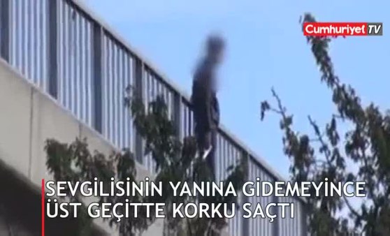 Sevgilisinin yanına gidemeyince üst geçitte korku saçtı