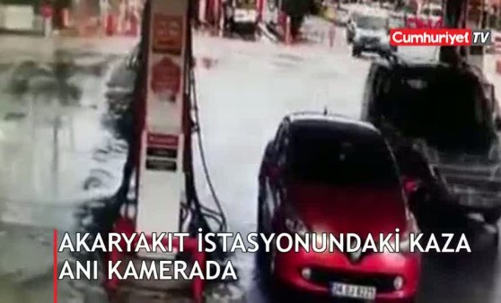 Baygınlık geçiren sürücünün akaryakıt istasyonundaki kaza anı kamerada