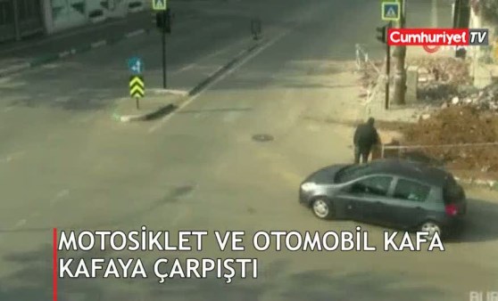 Otomobil ile motosiklet kafa kafaya çarpıştı