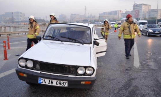 Basın Ekspres Yolunda servis aracı otomobile çarptı: 1 ağır yaralı