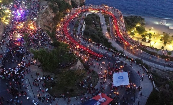 Antalya akşamını Cumhuriyet meşaleleri aydınlattı