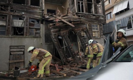 Üsküdar'da binada çökme