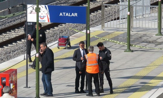 Kartal'da raylara düşen yaşlı adam tren altında kaldı