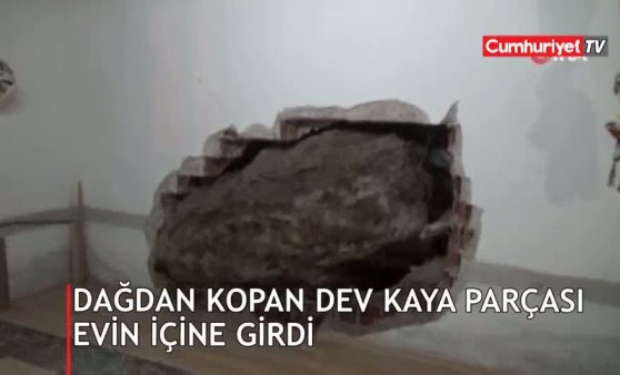 Dağdan kopan dev kaya parçası evin içine girdi